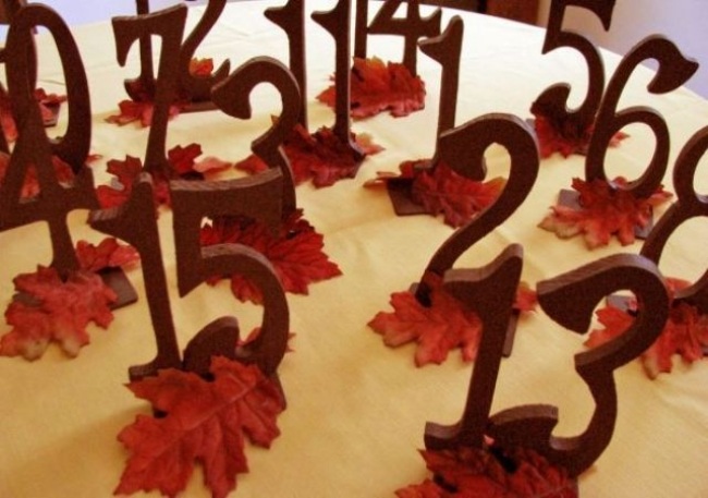 bord-nummer-gjorda av trä-diy-idéer-bröllop-på-hösten-blad-färgglada