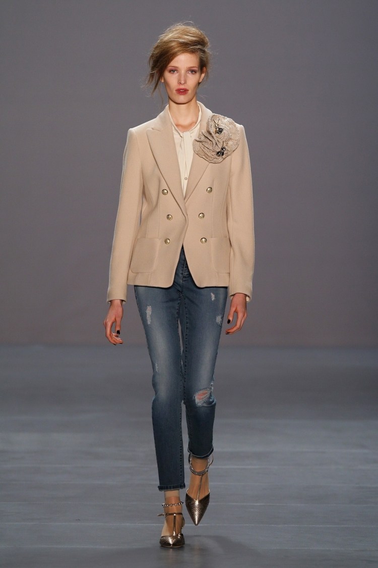 Höstmode 2015-damer-blazer-beige-dubbelknäppt-accessoar-jeans