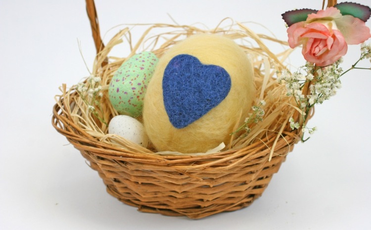 för påsk-pyssel-filt-idé-gul-blå-hjärta-dekoration-påsk-korg