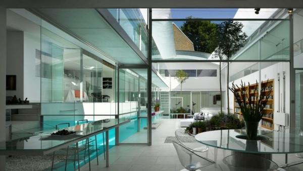 Glasbord-modernt-vardagsrum-minimalistiskt-hus