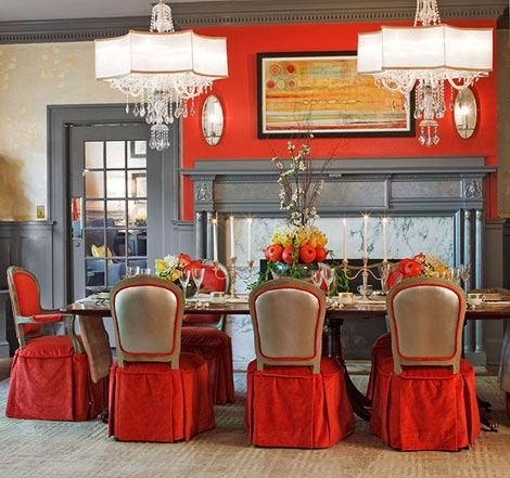 röd dekoration i vardagsrummet