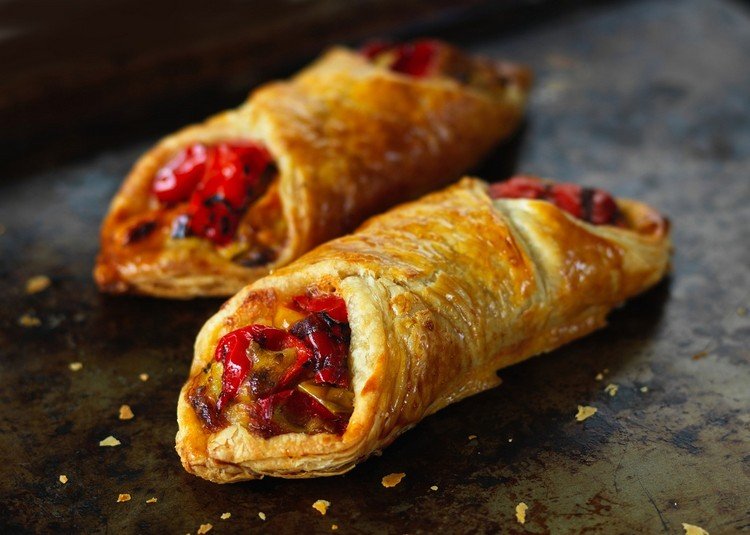 Hjärtligt mellanmål av smördeg-rullat-fyllt-paprika