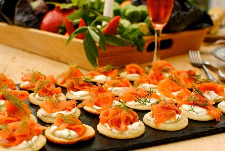 Kryddiga mellanmål mini-pannkakor-creme-fraiche-lax