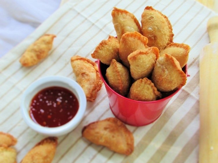 rejäl-snacks-dumplings-kyckling-samosas-kryddig-sås