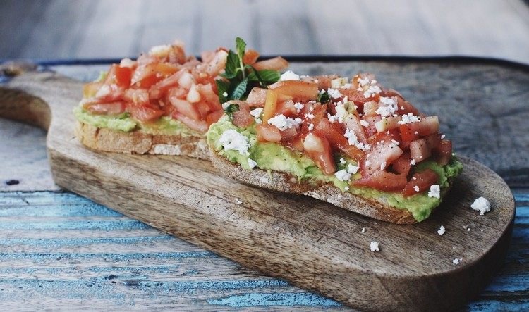 rejäl-mellanmål-kall-bruschetta-tomat-avokado-hälsosam-vegetarian