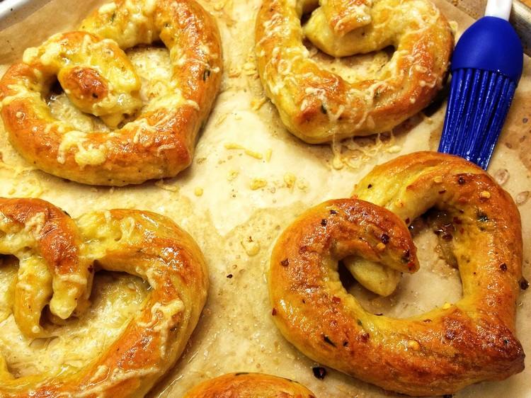 rejäla mellanmål-hjärtformade-kringlor-jäst-deg-cheddarost