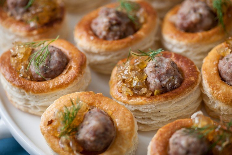 rejäl-snacks-smördeg-korv-sylt-bakade
