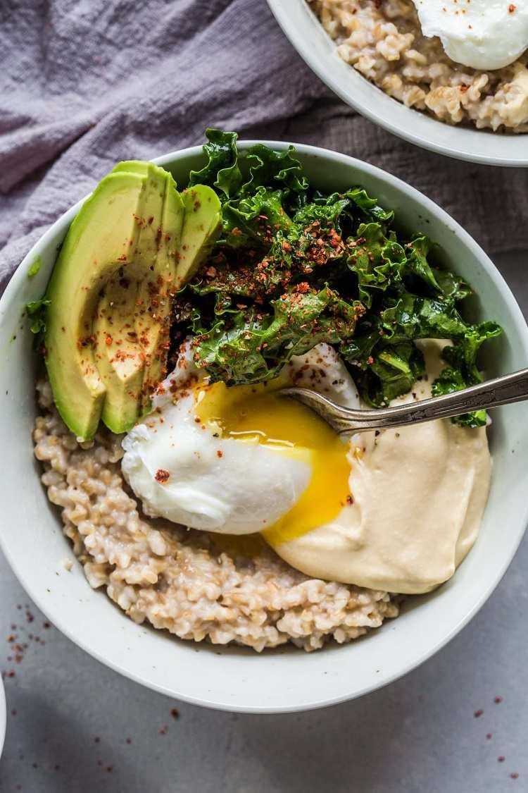 Gröt rejält med avokado Frukostrecept med ägg är kalorifattiga