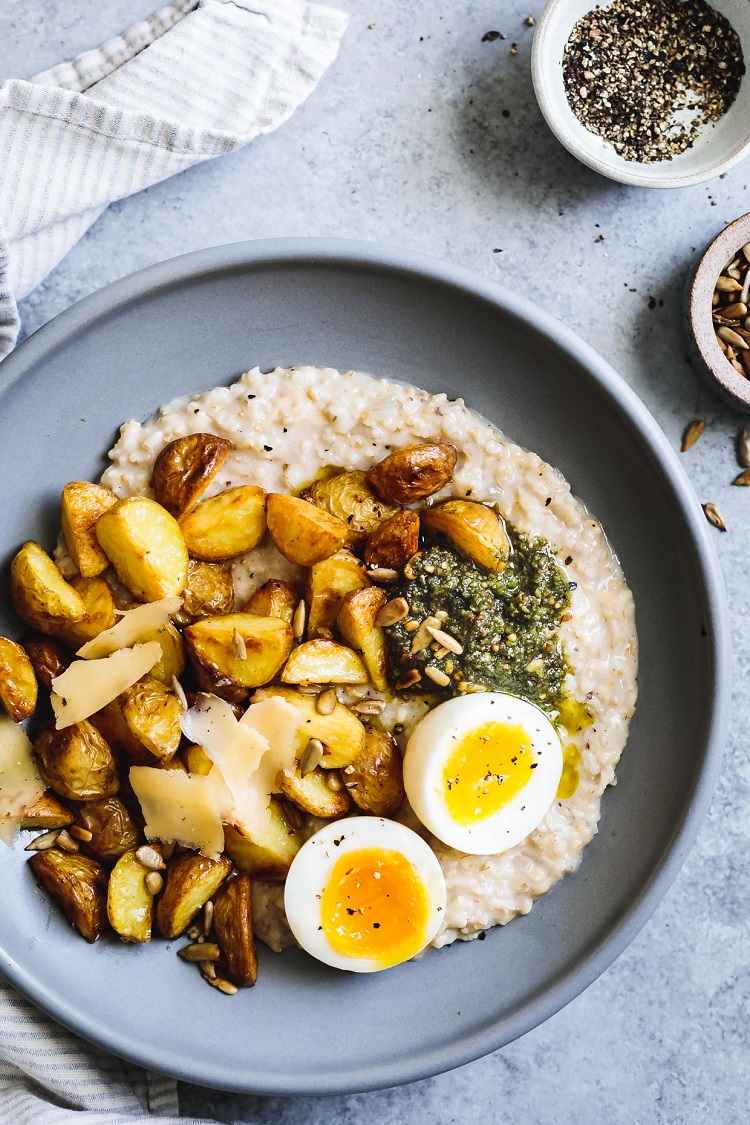 Kraftig gröt med ost snabba frukostrecept låg på kalorier