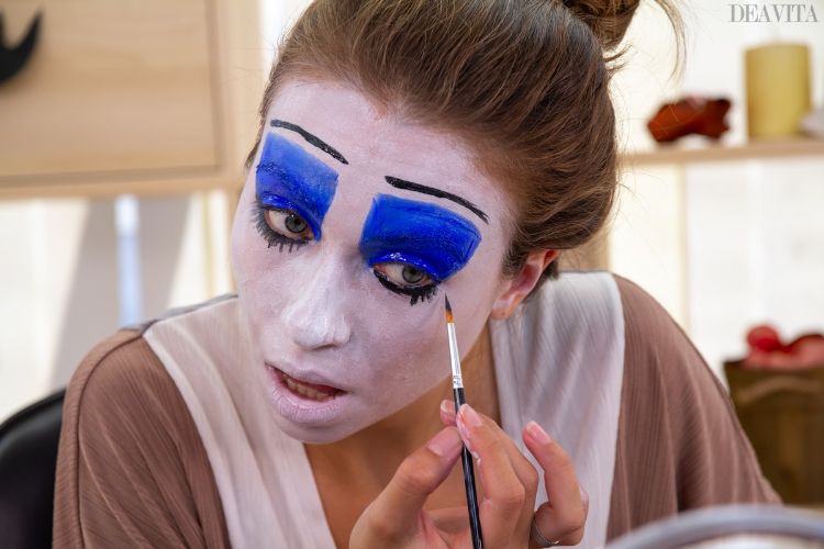 Herzkönigin make-up make-up konturerar de nedre ögonlocken och betonar ögonfransarna