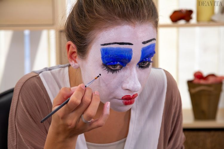 hjärtan drottning kostym smink make-up svart födelsemärke typiska pensel