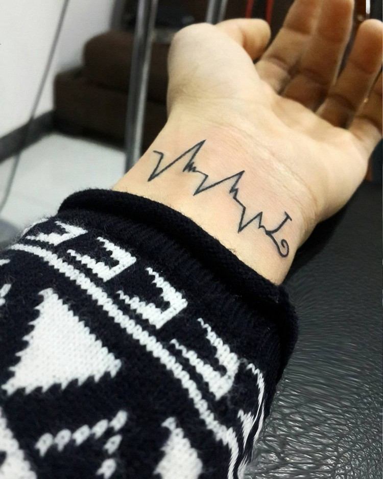 Tatuering hjärtslag handled ecg linje bokstav initial
