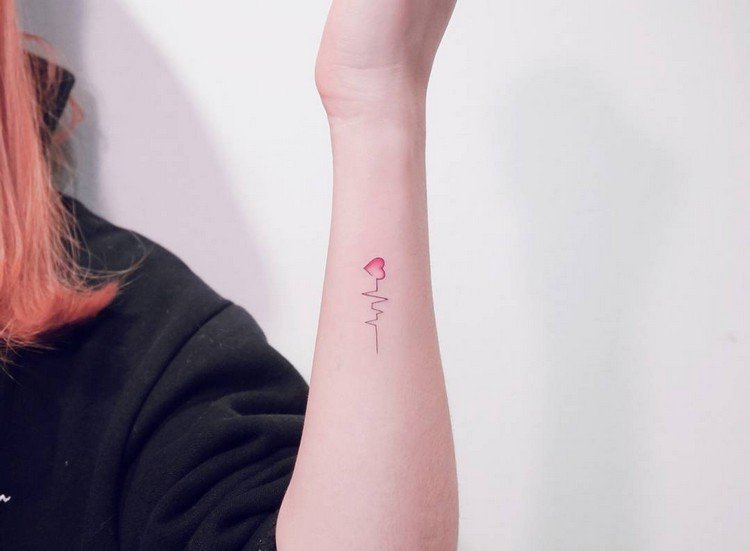 Tatuering hjärtslag minimalistisk-ekg-line-hjärt-röd