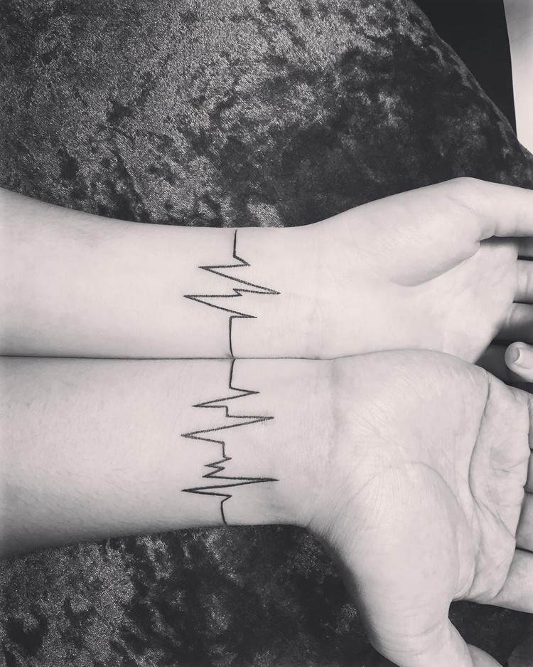 Tatuering hjärtslag par-tatueringar-vänskap-ekg-linjer-handled