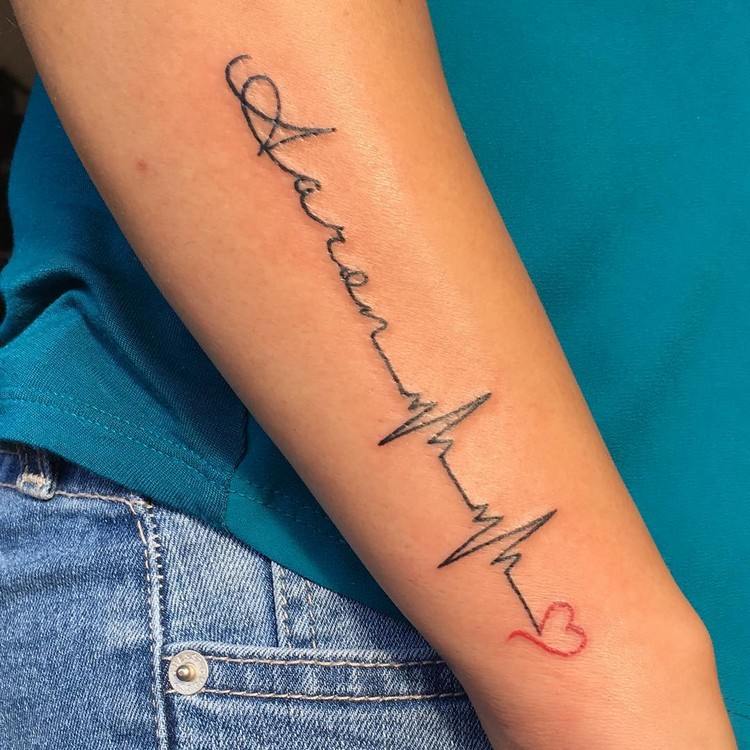tatuering-hjärtslag-namn-ekg-linje-design-hjärta-underarm