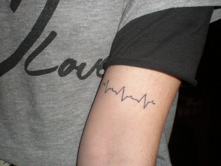 tatuering-hjärtslag-man-överarm-idé-ekg-linje-minimalistisk