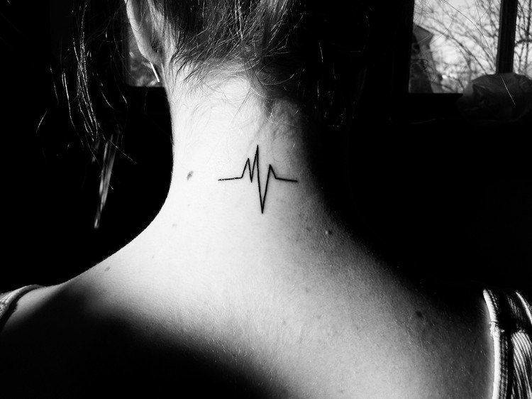 tatuering-hjärtslag-ekg-linje-hals-tatuering-kvinna