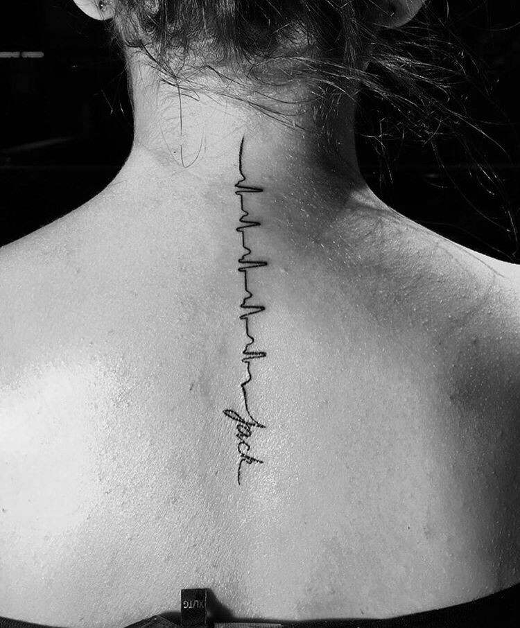 tatuering-hjärtslag-linje-vertikal-namn-kvinna-ryggrad