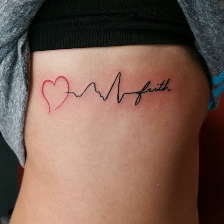 tatuering hjärtslag kvinna revben hjärta bokstäver