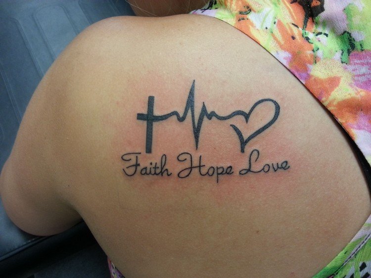 tatuering hjärtslag korshjärta som betyder bokstäver motiv
