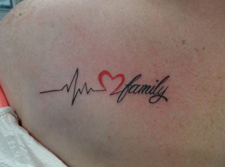tatuering hjärtslag hjärta bokstäver familj motiv