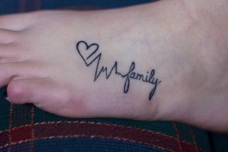 tatuering-hjärtslag-fot-bokstäver-familj-hjärta-kärlek