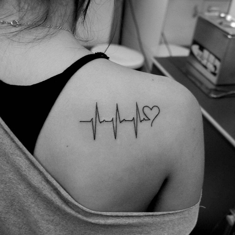 Tatuering hjärtslag axelblad kvinna ecg linje hjärta