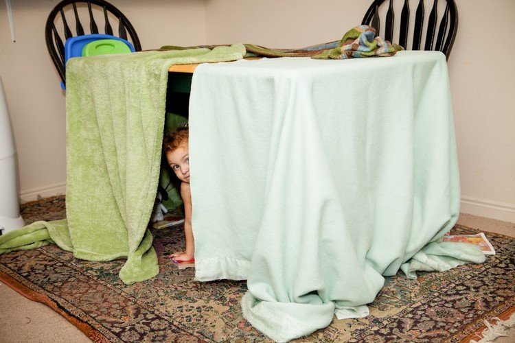 populära spel barn inomhus grotta bygga under bordet