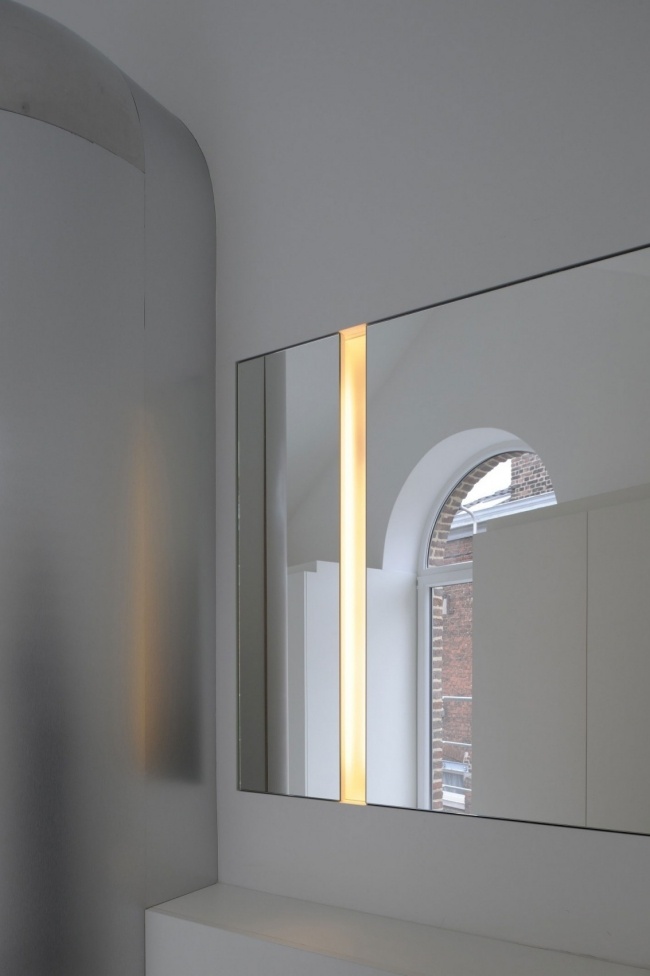 Loft lägenhet inredning penthouse ljus bar vägg spegel