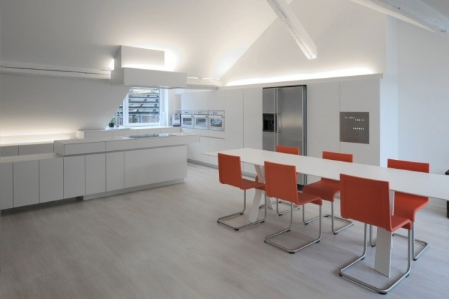 Geometriska kök röda matstolar-vitt bord inredning Dethier-arkitektur Belgien