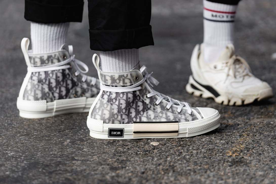 Höga sneakers kombinerar Dior Oblique B23