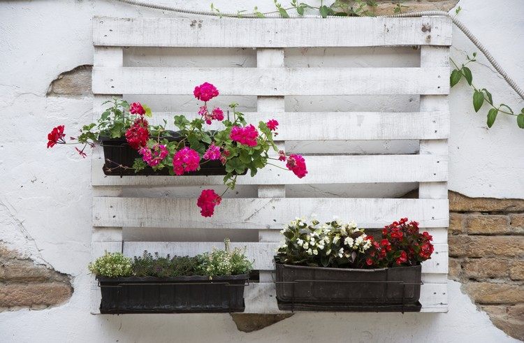 balkong-vertikal-trädgård-tips-blomlåda-träpall-vit-modern