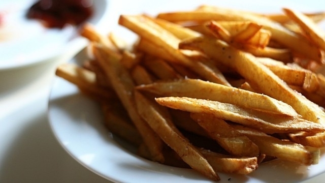 tallrik med pommes frites typ beroende hälsosammare äta