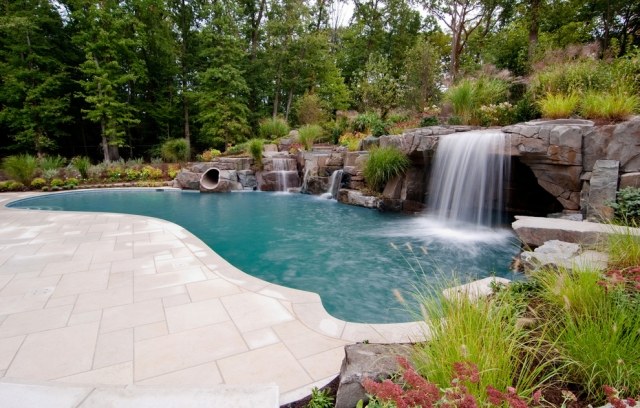 Exotisk trädgård byggd på sluttningen poolen vattenfall effekt design