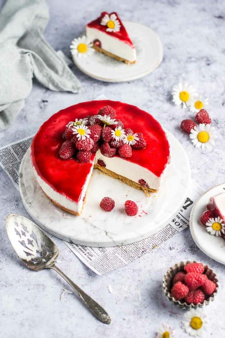 Läcker grädde gjord på grädde för en sommardessert med frukt