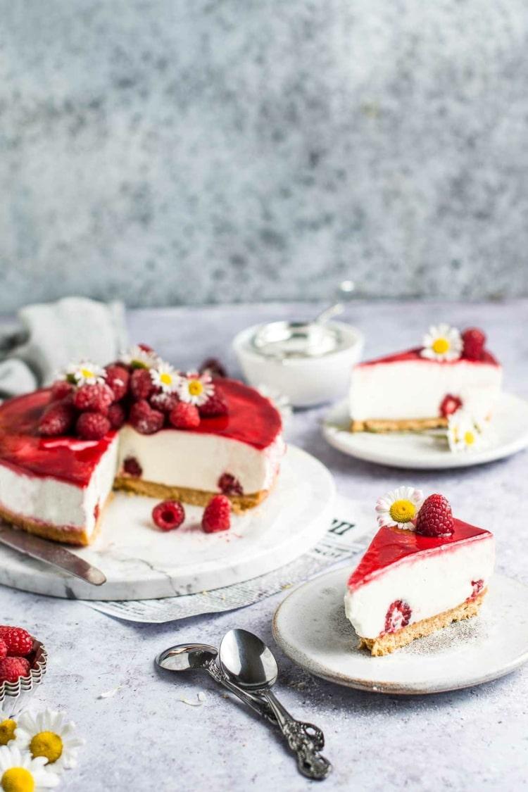 Gör pålägg av hallon och gelatin själv eller använd sylt