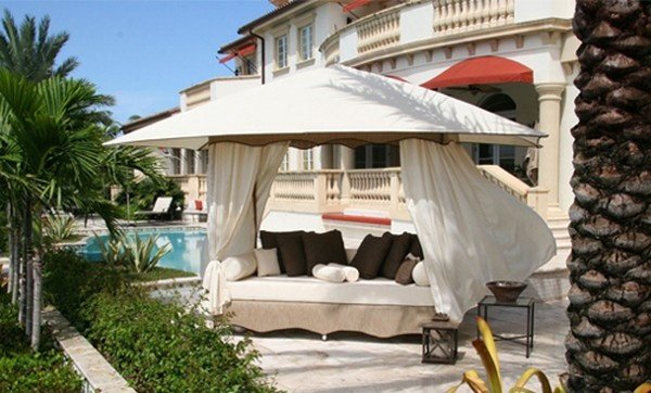 Daybed lyxiga lounge möbler design himmelsäng vita gardiner
