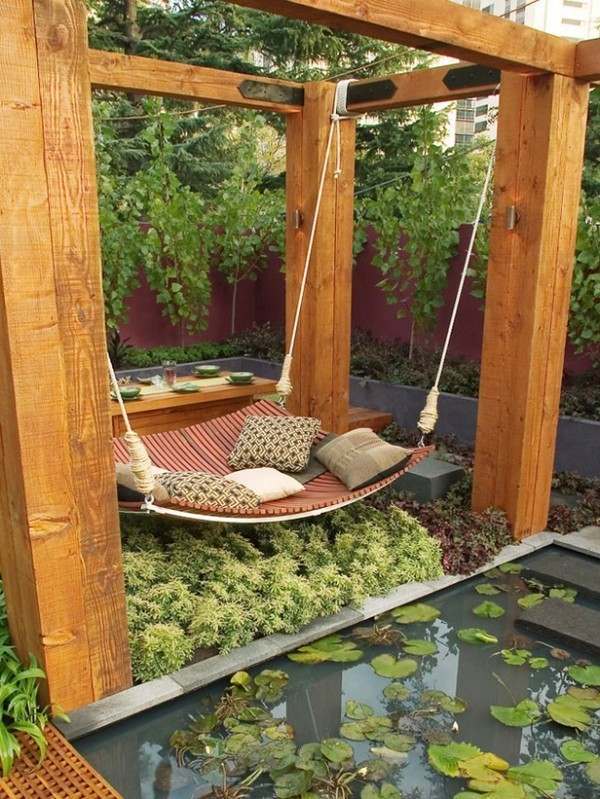 Asiatisk trädgård med trädgårdsdamm hängande säng exotisk trädgård