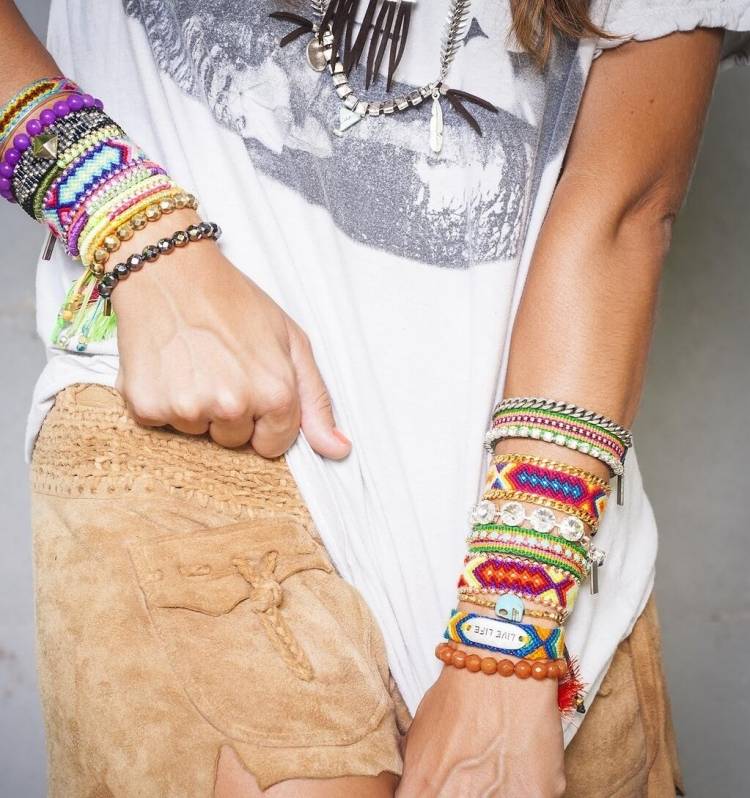 Hippie Chic -mode-boho-velour-shorts-armband-färgglad-t-shirt