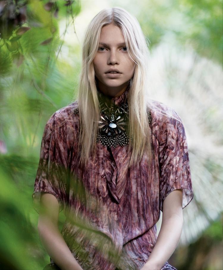 hippie-chic-mode-boho-blus-violett-mönster-uttalande-kedja-blond-hår-växter