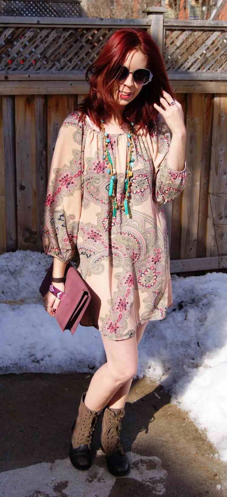 hippie-chic-mode-boho-klänning-luftig-rosa-mönster-kedja-väska-violett
