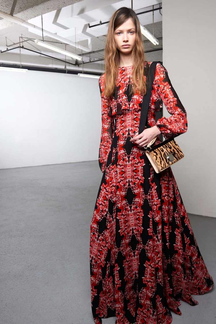 hippie-chic-mode-boho-lång-klänning-svart-röd-mönster-blommig-väska-luftig