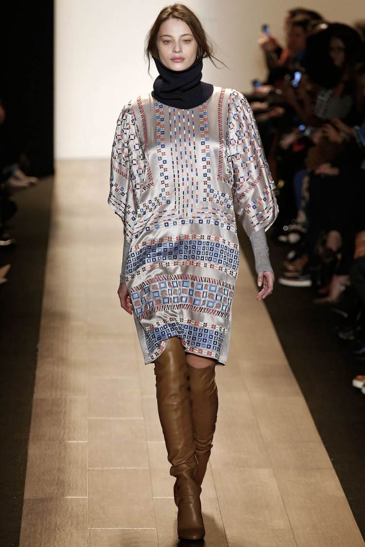 hippie-chic-mode-boho-klänning-satin-ljusgrått-mönster-halsduk-läderstövlar