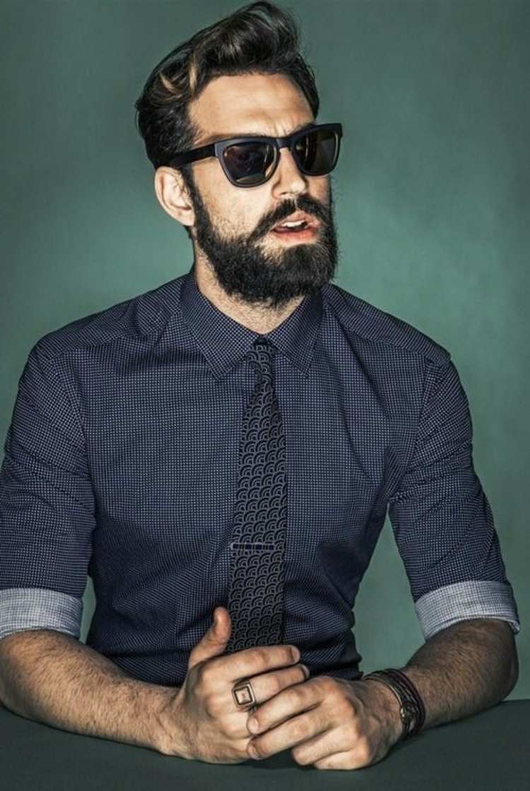 hipster skägg hår-vågigt-skägg-mustasch-skjorta-rutig-blå-glasögon-slips