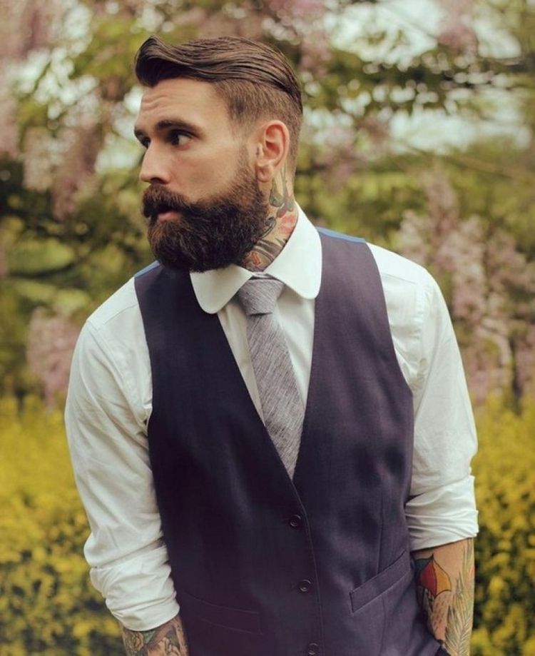 hipster-skägg-skjorta-vit-väst-blå-tatueringar-topp-hår-lång-slips-man