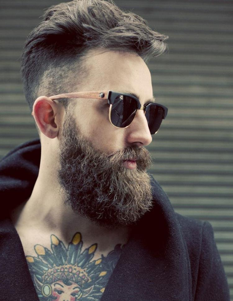 hipster-skägg-bröst-tatuering-kappa-svart-glasögon-skägg-frisyr-sidorakad