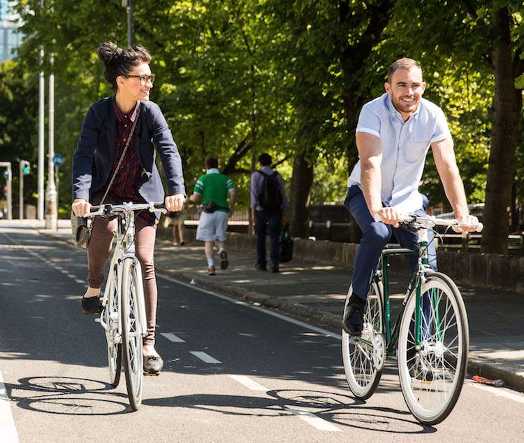 Hipstermode-storstad-folk-cykel-rörelse-modern-tidsålder