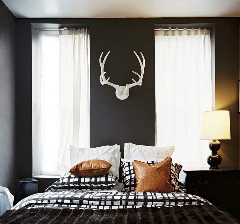 rådjur gevir dekoration vitt sovrum svart vägg läder kudde