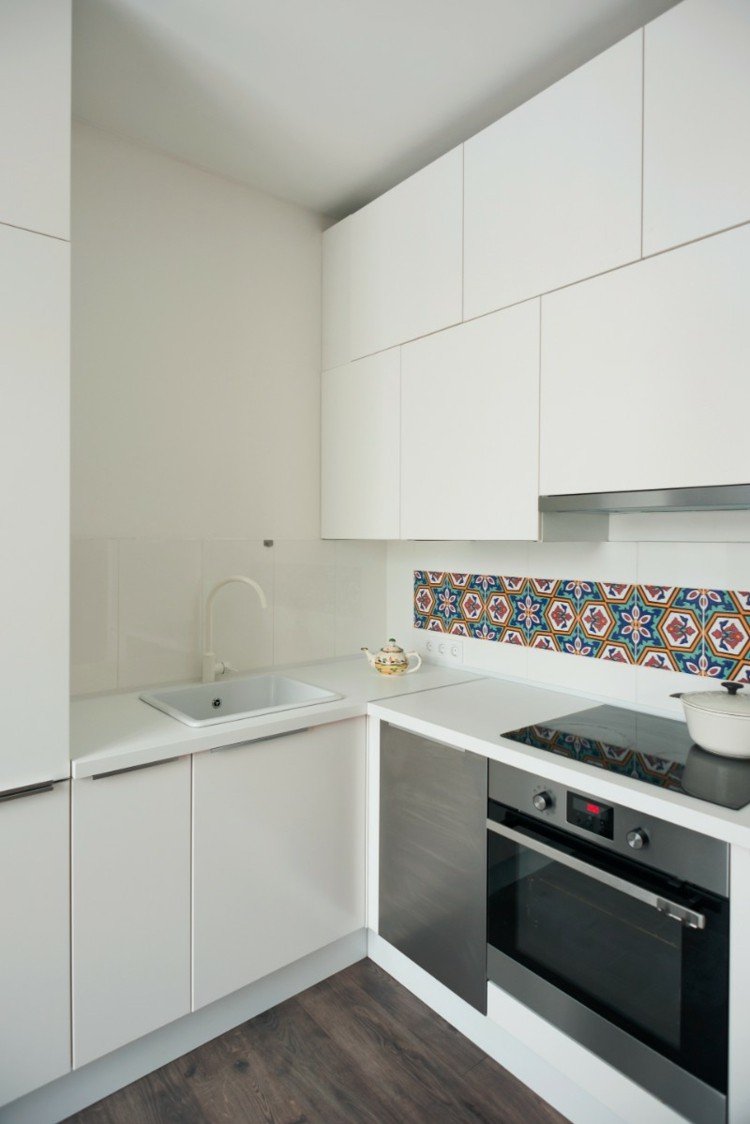 studio bazi moskva ett rums kök kök vita väggar skåp