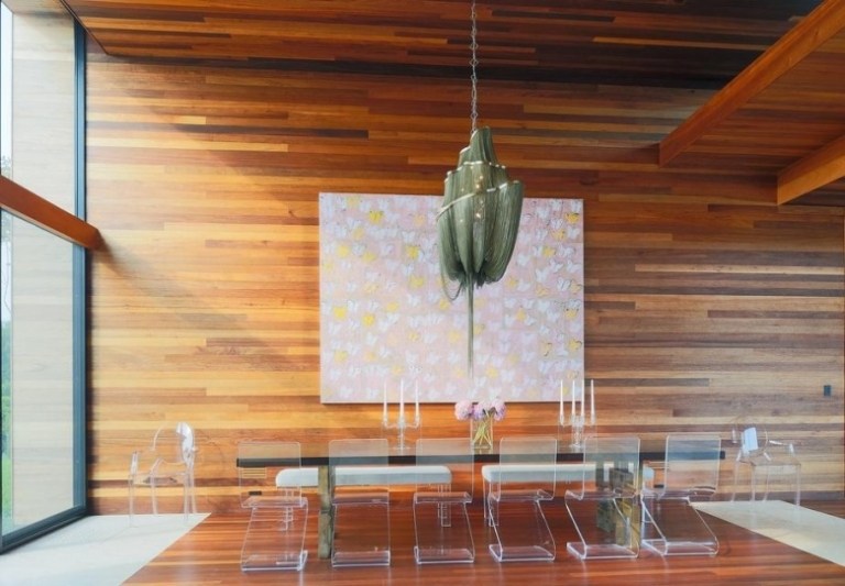 Hängande lampa-matbord-hängande lampa-trävägg-idéer-akryl-matstolar